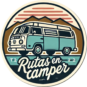 "Pegatina circular de diseño retro con una ilustración de una furgoneta camper de color azul turquesa, montañas al fondo y un atardecer estilizado arriba. El texto cursivo 'Rutas en camper' destaca en la parte inferior, evocando aventuras y viajes en carretera con una camper. Ideal para entusiastas de los viajes y la vida camper."